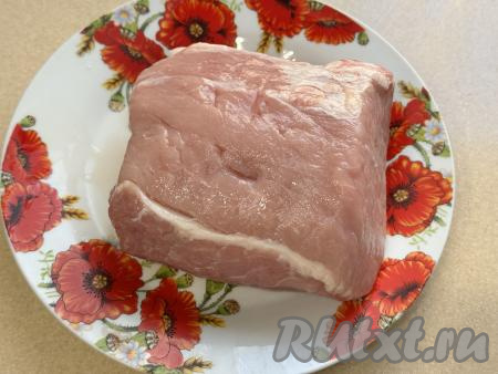 Для стейков можно взять свиной карбонат или шею (у меня - карбонат). Свинину нужно промыть водой, обсушить.