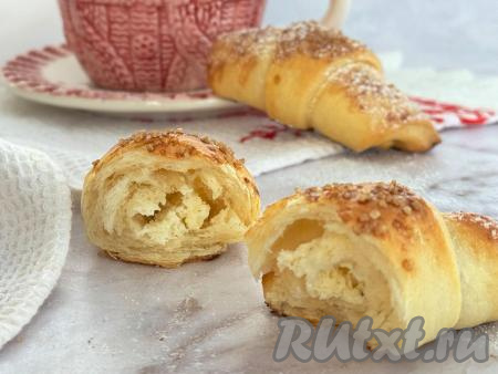 А вот как рогалик выглядит в разломе. Сочетание пушистого дрожжевого теста и нежной начинки из творога делает эту выпечку очень вкусной и аппетитной!