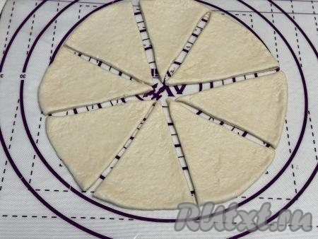 Разрезать раскатанный круг на 8 треугольных секторов.