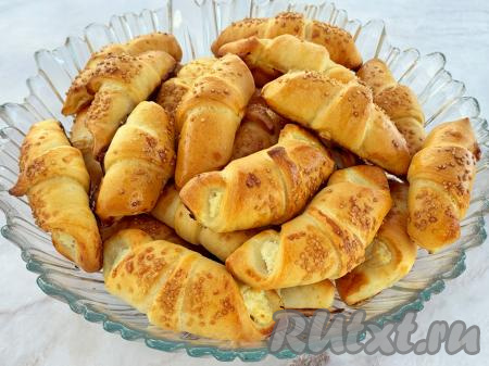 Дрожжевые рогалики с творогом