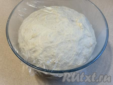 На фото видно, как хорошо поднялось у меня дрожжевое тесто за час.