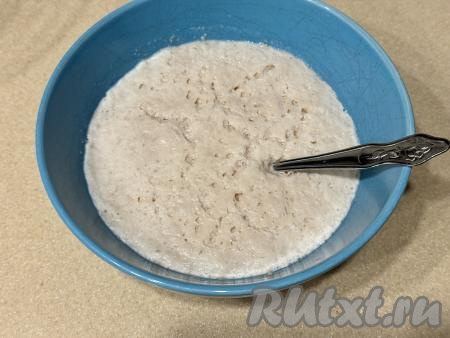 Прежде всего нужно замесить дрожжевое тесто для рогаликов. Для этого нужно подогреть молоко на плите (или в микроволновке) до тёплого состояния, влить в миску, всыпать сухие дрожжи и сахар, тщательно перемешать получившуюся опару и оставить её в тёплом месте минут на 15 (до появления на поверхности пышной шапочки). Температура молока, в которое будут добавляться дрожжи, не должна превышать 40 градусов, тогда дрожжи хорошо активируются. Если температура молока будет выше 42 градусов, дрожжи в нём могут погибнуть.