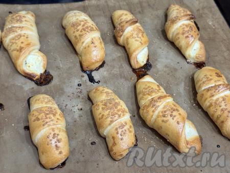 Выпекать рогалики&nbsp;с творогом&nbsp;в разогретой до 180 градусов духовке минут 20 (дрожжевое тесто должно хорошо подрумяниться).