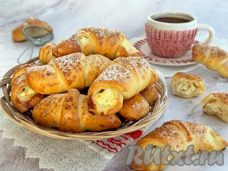 Подать вкусные и воздушные рогалики с творогом к столу с чашечкой чая или кофе. Я дополнительно при подаче посыпала рогалики сахарной пудрой.