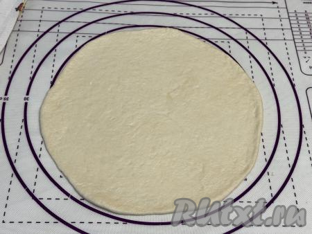 Тесто разделить на 3 равных части. Каждую часть теста на слегка присыпанной мукой поверхности раскатать скалкой в круг толщиной 3 миллиметра.