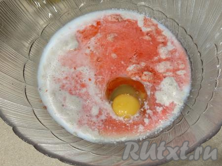 Влить растительное масло и красный краситель.