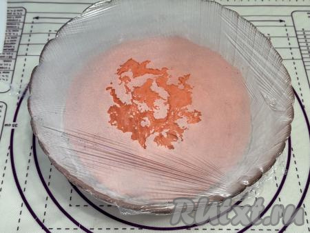 В общей сложности вымешивать тесто руками нужно не менее 7 минут. В итоге должен получиться мягкий и нежный колобок из теста. Миску с тестом, накрыв пищевой плёнкой (или полотенцем), перенести в тёплое место и оставить для подъёма на 1 час (до увеличения теста в объёме в 2-3 раза). Пока дрожжевое тесто поднимается, нужно достать из холодильника 70 грамм сливочного масла, которое будет использоваться в начинке синнабонов, оставить его при комнатной температуре, чтобы оно согрелось и стало мягким.