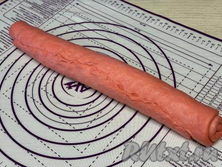 Свернуть тесто в рулет, начиная с длинной стороны пласта, и защипать край теста.