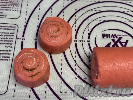 Получившийся рулет разрезать на 11-12 частей. Чтобы тесто не прогибалось, я для нарезания использую нить.