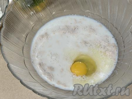 Теперь можно приступать к непосредственному замешиванию теста. Для этого в глубокую миску нужно перелить запенившуюся молочно-дрожжевую смесь, добавить сахар, яйцо и соль.