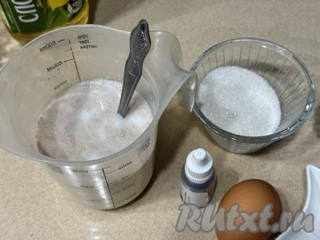 Первым делом займёмся дрожжевой опарой. Для этого нужно подогреть молоко на плите (или в микроволновке). Оптимальная температура для молока, в котором в дальнейшем будут разводиться дрожжи, должна быть 38-40 градусов. А вот в молоке, температура которого выше 42 градусов, дрожжи могут погибнуть. Тёплое молоко влить в достаточно объёмную посуду, добавить дрожжи и 1 чайную ложку сахара, тщательно перемешать  и оставить опару на 10-15 минут. Если у вас нет градусника, тогда для определения температуры молока можете ориентироваться по температуре тела. Как известно, у человека обычно температура тела 36,6 градусов. Если вы опустите палец в тёплое молоко и не почувствуете, что палец стал теплее или холоднее, - это значит, что температура молока примерно равна температуре вашего тела.