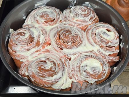 Для получения крема нужно соединить в небольшой ёмкости творожный сыр и сахарную пудру, тщательно перемешать получившийся творожный крем. Ещё горячие синнабоны смазать сверху творожным кремом.