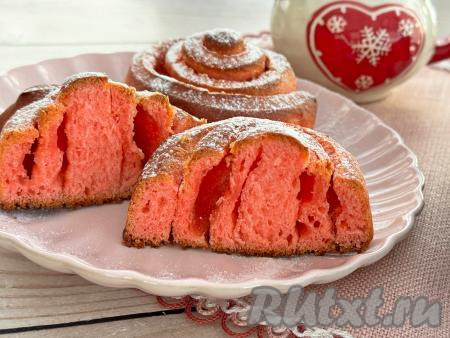 Посмотрите, какие слоистые, воздушные синнабоны получились, даже в разрезе они приятного красного цвета.&nbsp;