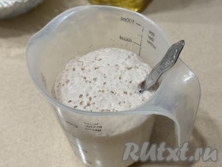 По прошествии 10-15 минут на поверхности молочно-дрожжевой смеси образуется пышная шапочка - это значит, что дрожжи ожили и начали работать.