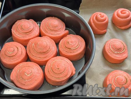 Оставить синнабоны для расстойки на 35 минут, они немного увеличатся в объёме.