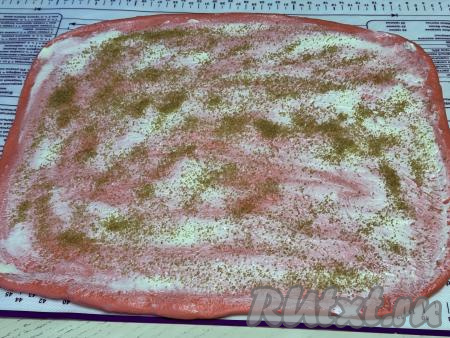 Затем присыпать тесто 2 столовыми ложками сахара (я для этого взяла коричневый сахар).