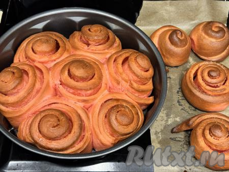 Выпекать синнабоны&nbsp;"Красный бархат" в духовке, разогретой до 180 градусов, минут 35-40 (до приятного подрумянивания булочек).