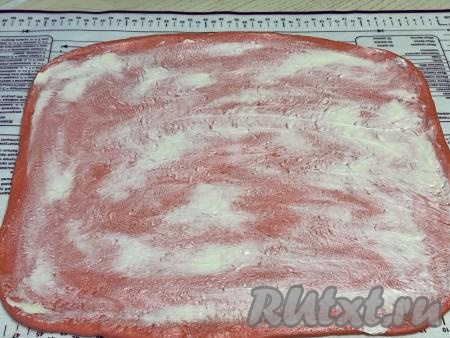 Смазать весь пласт теста 70 граммами размягчившегося сливочного масла.