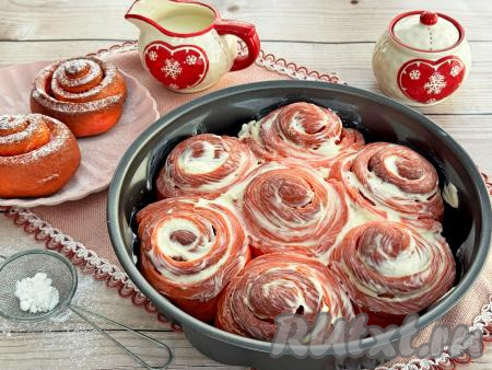 Аппетитные, вкусные, нежные синнабоны "Красный бархат" подать к столу.