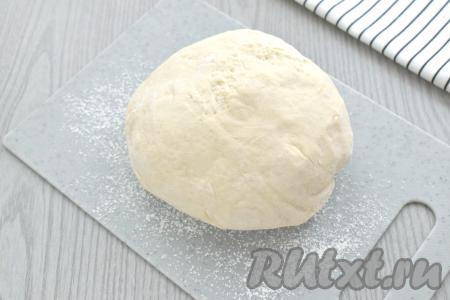 В общей сложности вымешиваем дрожжевое тесто руками не менее 7 минут. Добавляя понемногу муку и вмешивая её, обязательно учитывайте, что итоговое тесто должно быть мягким, не прилипать к ладоням. Поскольку мука у всех разная, её может потребоваться для замешивания дрожжевого теста чуть больше или чуть меньше, чем указано в ингредиентах, главное - ориентироваться на структуру замешиваемого теста. У меня ушло ровно 450 грамм муки.