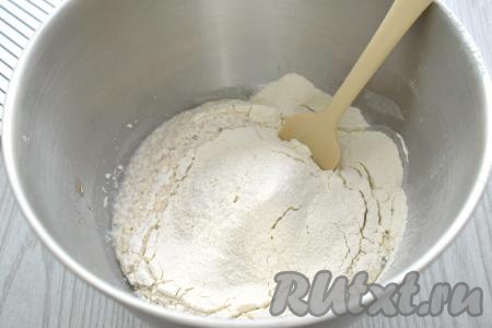 По прошествии времени в миску с запенившейся дрожжевой смесью всыпаем грамм 200 муки.