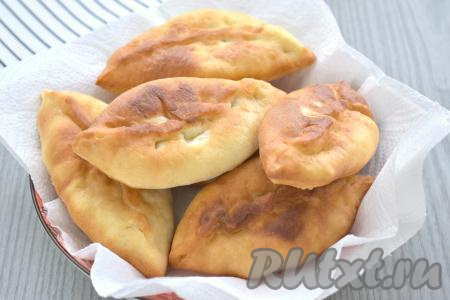 Пирожки жарим в достаточном количестве растительного масла в глубокой сковороде примерно по 3 минуты с каждой стороны. Вот такие румяные жареные пирожки получаются из теста, замешанного на молоке и живых дрожжах.