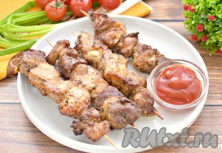 Аппетитный, вкусный, сочный шашлык из свинины достаём из аэрогриля и прямо на шпажках в горячем виде по даём к столу, дополнив, по желанию, зеленью, овощами, любимыми соусами.