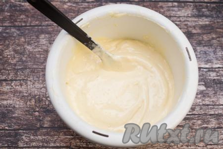 С помощью лопатки (или столовой ложки) вмешать муку в яичную смесь, стараясь не сбить воздушность яичной массы. Я вмешиваю муку движениями лопатки снизу вверх, благодаря этому мука равномерно распределяется по тесту и при этом не теряется воздушность взбитых яиц. Понемногу добавляя оставшуюся просеянную муку и полностью вмешивая её, замесить нежное, воздушное, однородное бисквитное тесто, которое по густоте будет напоминать сметану средней жирности.