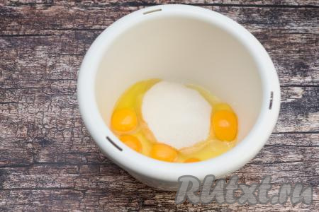 В чашу миксера вбить сырые яйца, всыпать сахар.