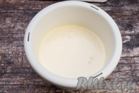 На максимальных оборотах миксера взбить яйца с сахаром в течение 6-7 минут (яичная смесь в процессе взбивания должна немного увеличиться в объёме и посветлеть).