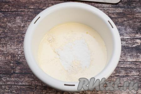 К яйцам, взбитым с сахаром, всыпать весь разрыхлитель и грамм 100 просеянной муки.