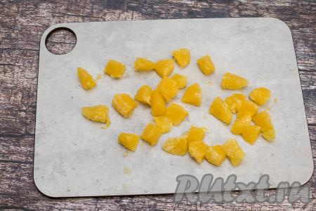 Каждую дольку апельсина, очищенную от плёночек, разрезать на 2-3 части.