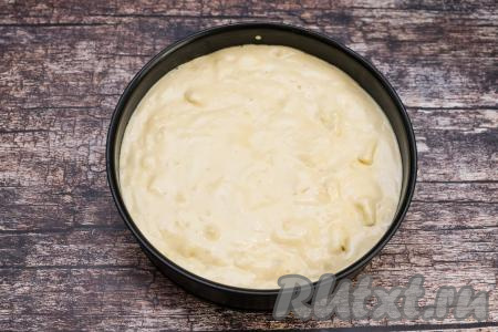 Дно разъёмной формы для выпечки (я взяла форму диаметром 23 сантиметра) застелить пергаментом. Бока и дно формы, застеленное пергаментом, смазать растительным маслом. Вылить в форму бисквитное тесто, разровнять.