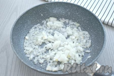 Пока  гречка варится&nbsp;в аэрогриле, займёмся обжариванием овощей с тушёнкой. Для этого очищаем морковку и лук. Прогреваем растительное маслом в сковороде, выкладываем мелко нарезанный лук. Обжариваем лук до прозрачности (примерно минуты 3-4), периодически перемешивая, на среднем огне.