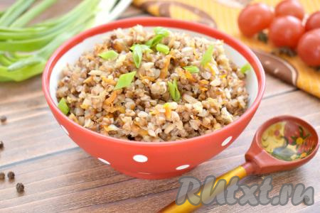 Аппетитную, нежную гречку вместе с тушёнкой раскладываем из чаши аэрогриля по тарелкам и в горячем виде подаём вкусное, насыщенное блюдо к столу.&nbsp;