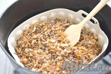 Включаем аэрогриль, выставив температуру уже на 200 градусов, а время - 15 минут. В течение этого времени приготовления гречку с тушёнкой нужно будет 2 раза перемешать. Не забывайте следить за процессом приготовления в аэрогриле, при необходимости, чтобы блюдо не подгорело, можно добавить немного кипящей воды (я не добавляла, мне было достаточно указанного количества воды). После сигнала аэрогриля проверьте гречку на готовность, она должна стать мягкой. У меня мощность аэрогриля 1400 Ватт, гречка после звукового сигнала была полностью готова. Если же гречка ещё недостаточно мягкая, тогда увеличьте время приготовления ещё на 5 минут.