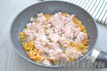 Тушёнку (у меня - тушёнка из индейки) без жира вначале выкладываем из банки на тарелку, разминаем вилкой крупные куски мяса. После того как морковка станет мягкой, в сковороду с обжаренными овощами&nbsp;добавляем размятые кусочки тушёнки, перемешиваем, обжариваем 3-4 минуты, иногда помешивая.