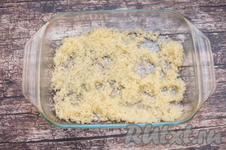 В форму для запекания выложить промытый рис ровным слоем.