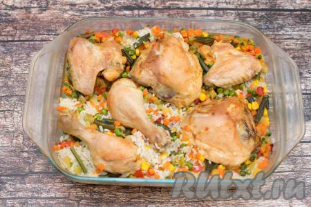 Рис с&nbsp;курицей и мексиканской смесью запекать в духовке в течение 80 минут. Готовность блюда проверяйте по рису, расположенному по центру формы (рис, который находится по краям формы и соприкасается с ней, будет готов немного раньше, чем рис, в центре). Рисинки должны стать мягкими, хорошо пропаренными.