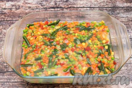 Вскипятить 400 миллилитров воды, влить её в форму, посолить. Вода должна полностью покрывать овощи.