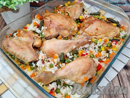 Готовый рассыпчатый рис вместе с сочными кусочками курицы и аппетитной мексиканской смесью вынуть из духовки, разложить по тарелкам и в горячем виде подать в качестве основного блюда на обед или ужин. Просто, вкусно и сытно, попробуйте!