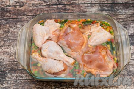 Поверх овощей разместить кусочки курицы и отправить форму в разогретую до 180 градусов духовку.