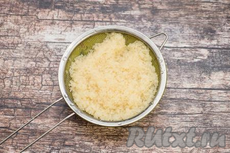 Рис отмерить, выложить в сито, хорошо промыть под проточной холодной водой, дать стечь лишней воде. В процессе промывания с риса убирается лишний крахмал, а значит рис будет меньше слипаться во время приготовления, поэтому получится более рассыпчатым.