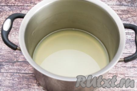 В кастрюле окажется молочная сыворотка. Её можно не выливать, а готовить на ней прекрасные блины.