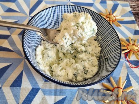 Вот такой домашний творожный сыр с зеленью, как на фото, у меня получился.