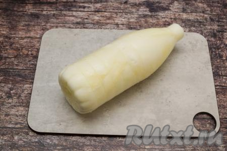 Ножом разрезать пластиковую бутылку (или тетрапаковскую упаковку), достать замороженный кефир - он будет напоминать одну сплошную ледышку.