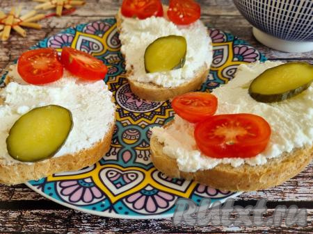 С творожным сыром, приготовленным в домашних условиях, можно сделать отличные бутерброды на завтрак или в качестве перекуса. Хранить этот сыр можно в холодильнике в закрытой ёмкости около 3 дней. Уверена, приготовив такой сыр из кефира, замороженного в морозилке по этому простому рецепту, вы точно не разочаруетесь!