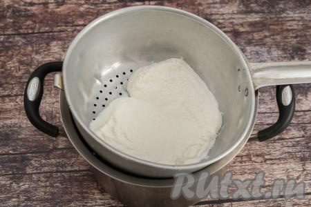 В этот раз по прошествии 8 часов у меня в дуршлаге осталась достаточно плотная творожная масса. Именно то, что творожная масса стала достаточно плотной, означает, что процесс створаживания полностью завершился.