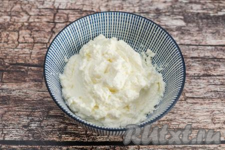 Вот и готов классический творожный сыр, который очень просто приготовить, заморозив в морозилке всего 1 бутылку кефира. Из 900 грамм замороженного кефира у меня получились 260 грамм творожного сыра.