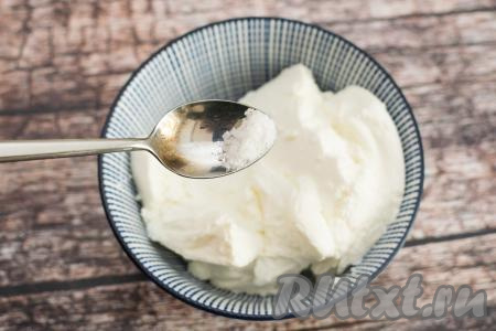 Творожную массу переложить из дуршлага в глубокую тарелку, добавить соль, перемешать. Количество соли регулируйте, исходя из своих предпочтений. Мне 1/5 чайной ложки соли обычно вполне достаточно.